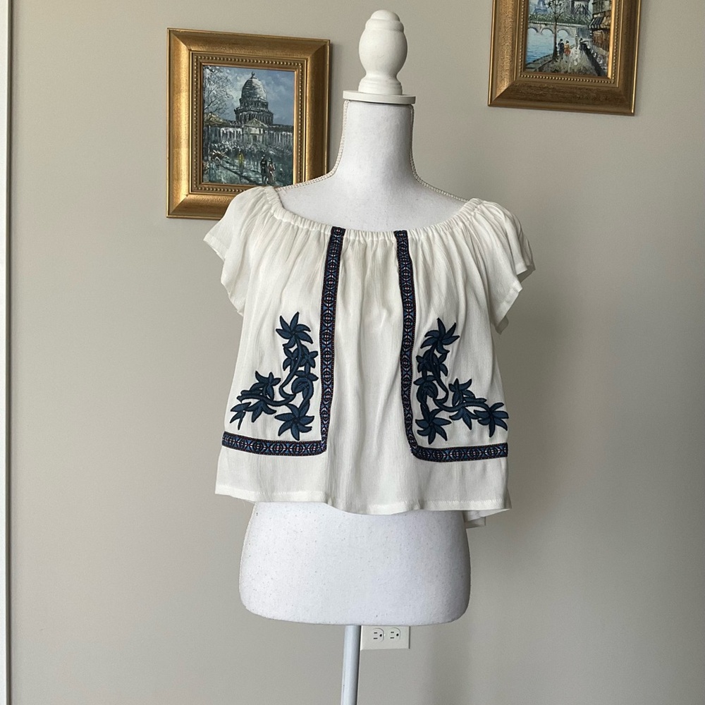 Romeo & Juliet Couture White and Blue Embellished Flutter Sleeve Blouse